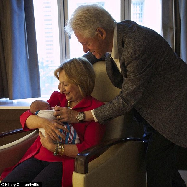 克林顿夫妇医院探望外孙女 怀抱小不点合不拢嘴