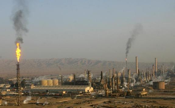 美国轰炸“伊斯兰国”炼油厂 火焰腾空高达60米