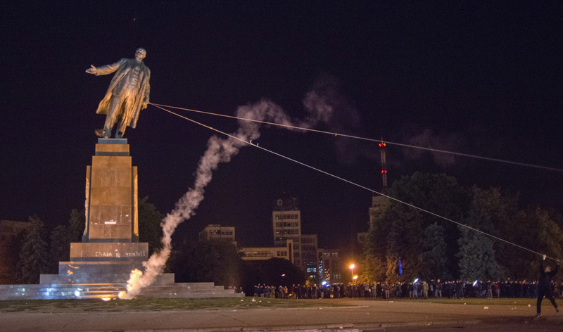 乌克兰国内最大列宁纪念碑遭拆毁