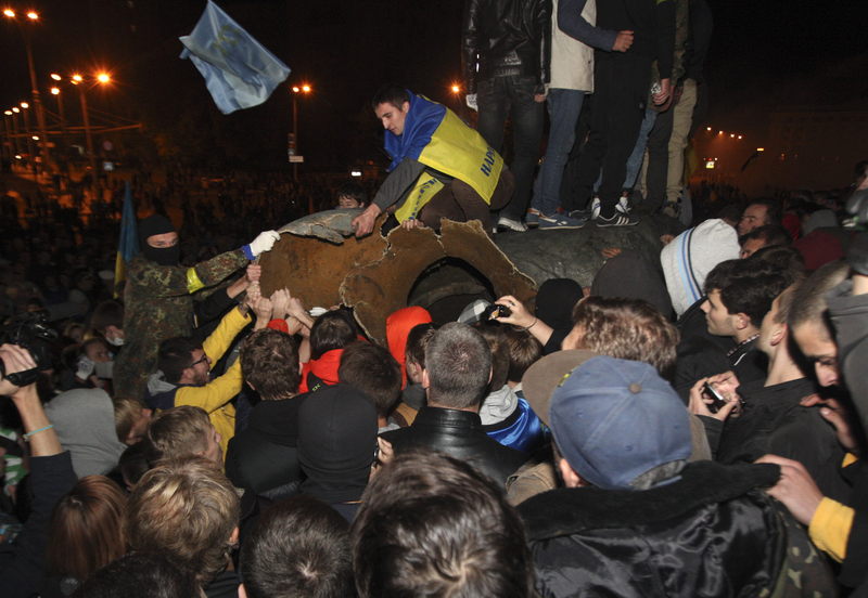 乌克兰国内最大列宁纪念碑遭拆毁
