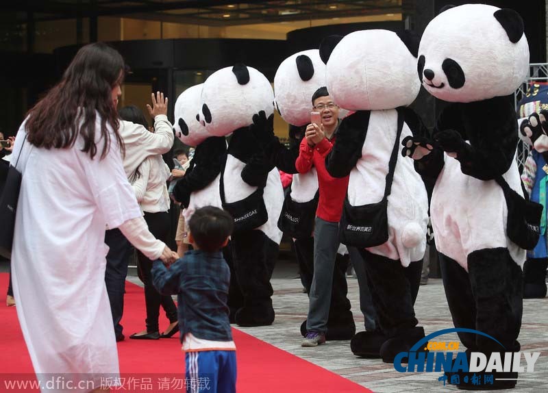 韩商场备战十一 熊猫人偶招揽中国游客