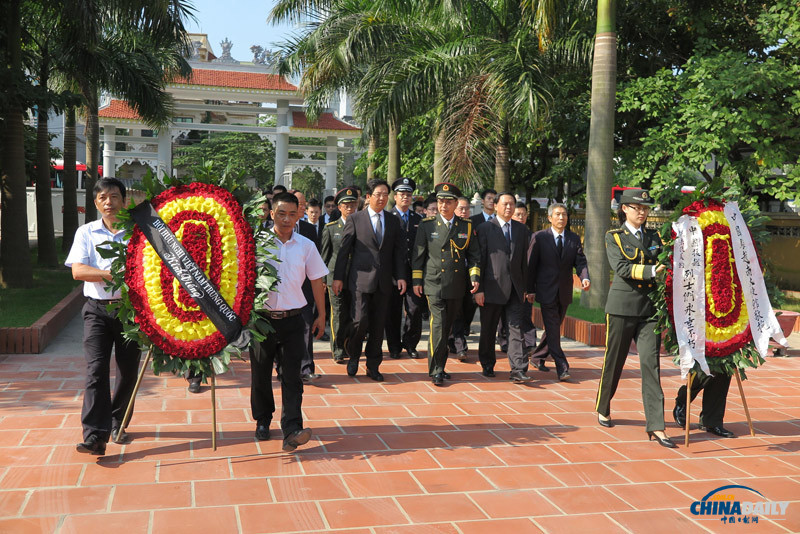 中国驻越南机构代表赴河内嘉琳烈士陵墓献花献香