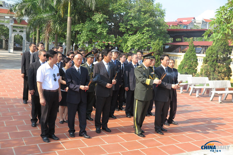中国驻越南机构代表赴河内嘉琳烈士陵墓献花献香