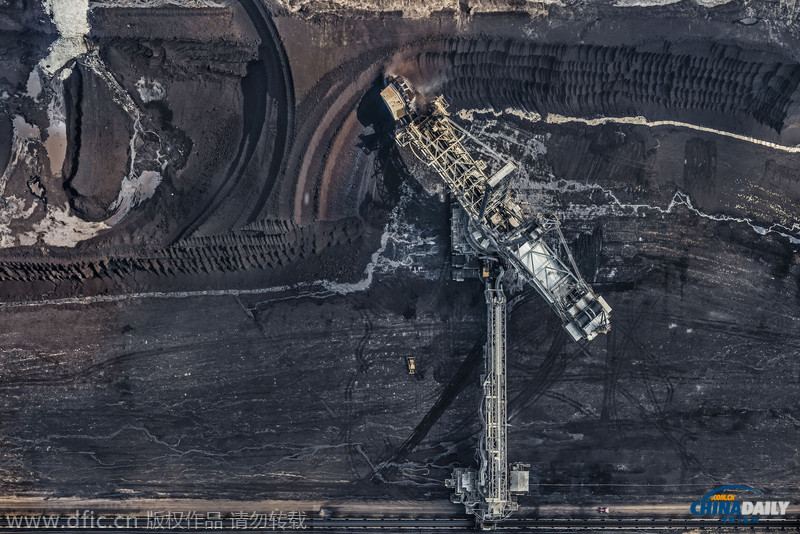 从直升飞机上航拍德国煤矿 场景震撼