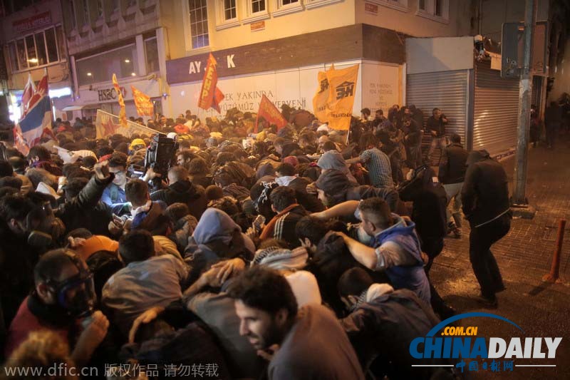 土耳其民众抗议极端组织猛攻叙利亚 遭高压水炮镇压