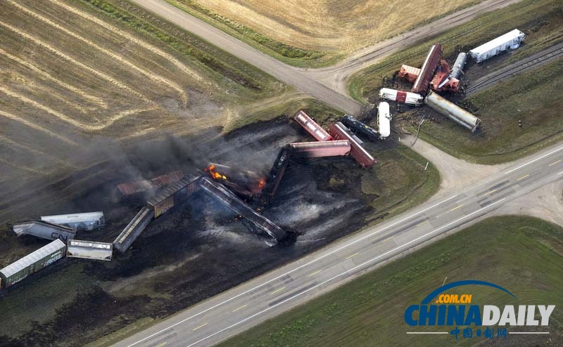 加拿大载危险品列车脱轨起火 附近居民紧急疏散