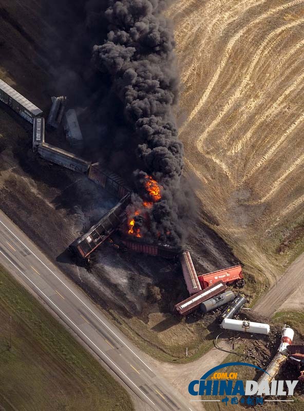 加拿大载危险品列车脱轨起火 附近居民紧急疏散