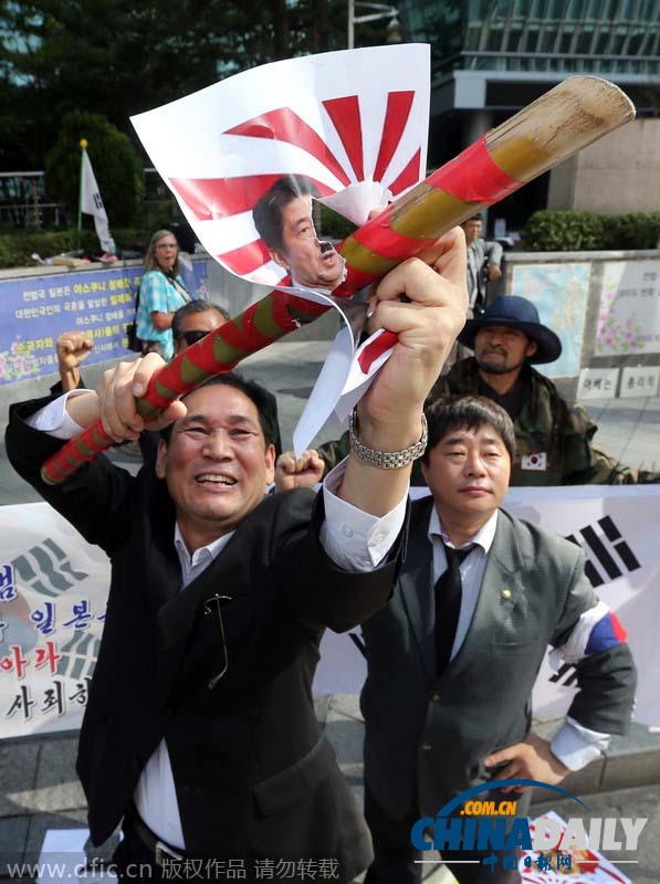 韩国市民团体示威 撕毁日本首相安倍照片