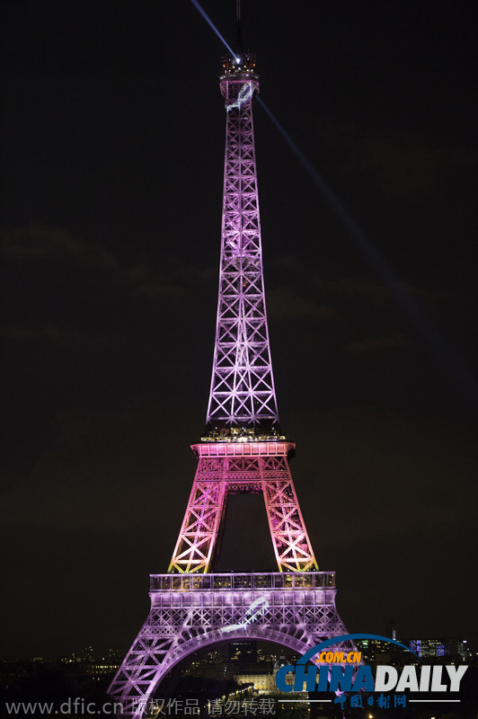 法国埃菲尔铁塔点亮粉色灯光 呼吁关注乳腺癌防治