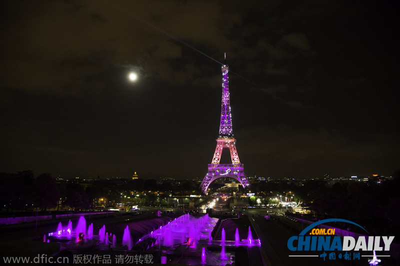 法国埃菲尔铁塔点亮粉色灯光 呼吁关注乳腺癌防治