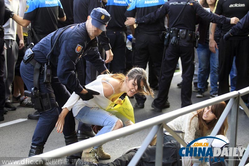 西班牙民众与警方对峙 抗议处死埃博拉病患宠物狗