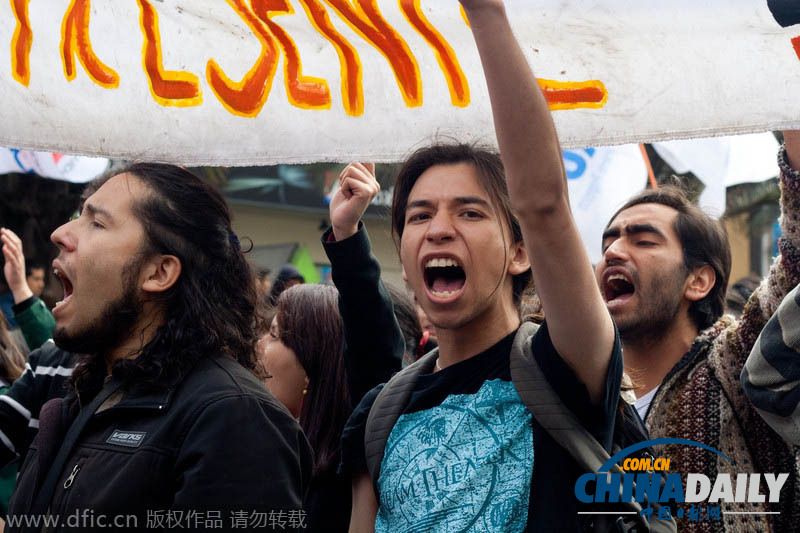 智利学生示威要求教育免费 与警方对峙冲突激烈