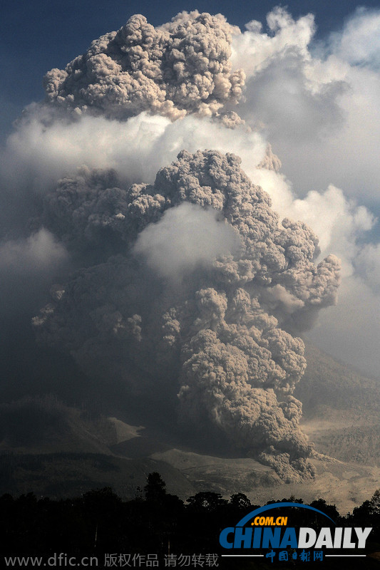 印尼火山持续喷发 火山灰涌上4500米
