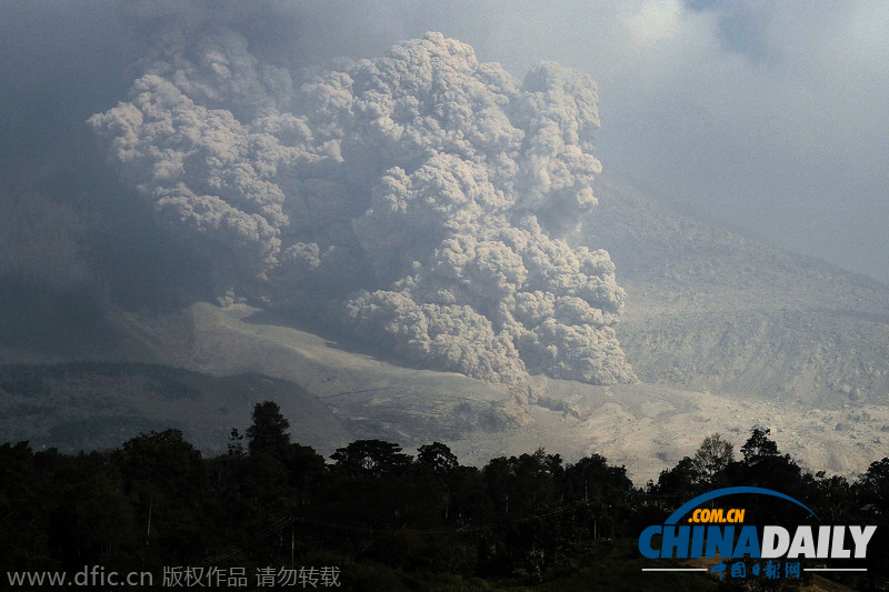 印尼火山持续喷发 火山灰涌上4500米