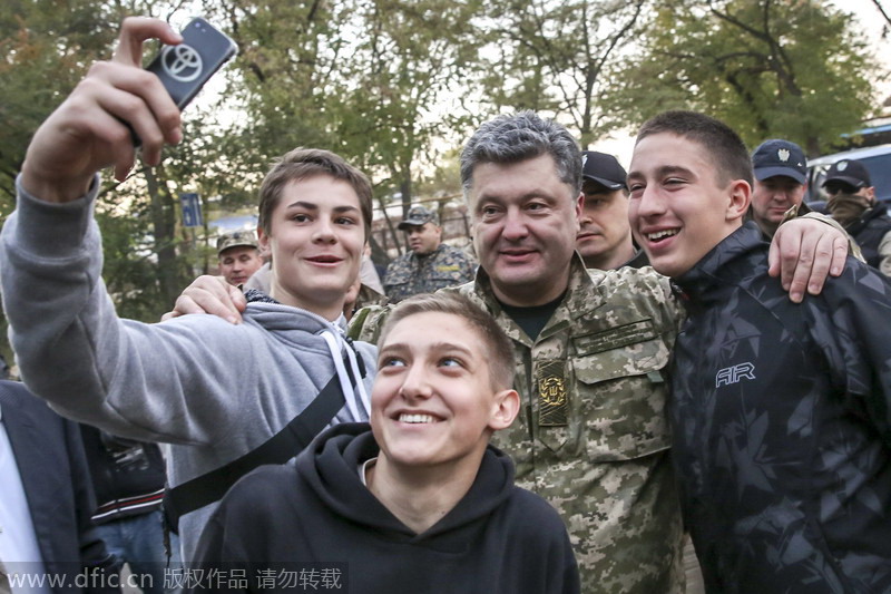 乌总统视察军队与民众合影秀亲民
