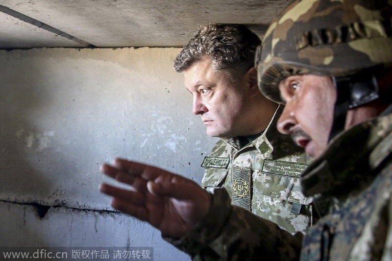 乌总统视察军队与民众合影秀亲民