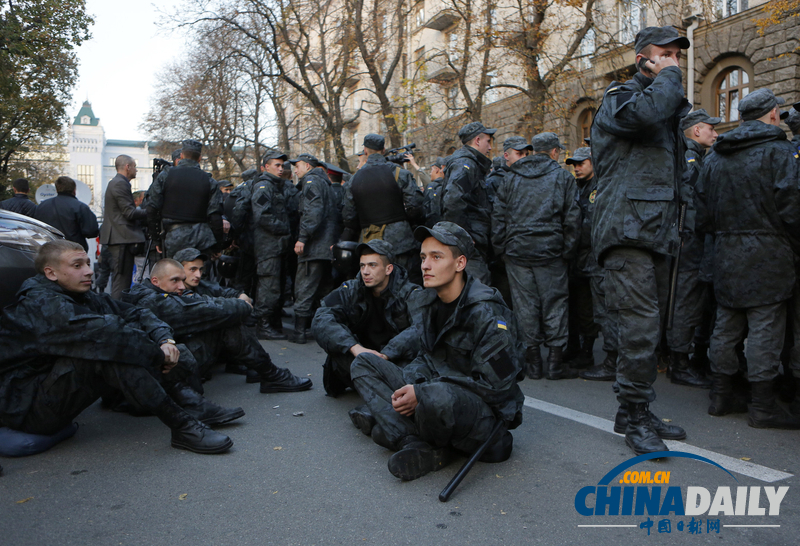 乌克兰士兵包围总统办公室求遣散