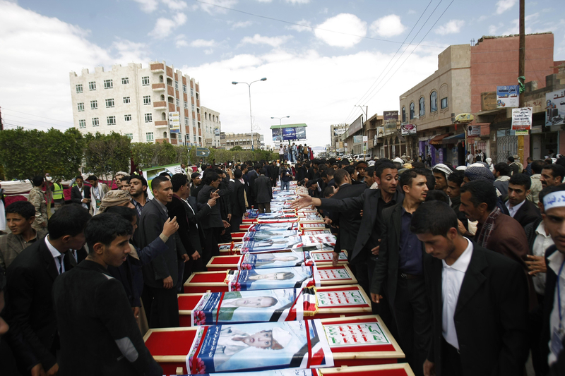 也门街头举办爆炸遇难者集体葬礼