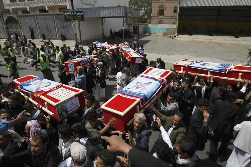 也门街头举办爆炸遇难者集体葬礼