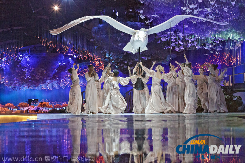 迪拜土豪新娘的梦幻婚礼：数万水晶装饰宛如仙境