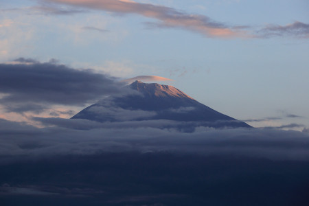 日本普遍降温 富士山迎来今年“初冠雪”