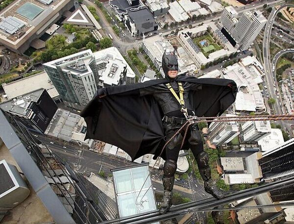 蝙蝠侠现身澳洲三百米高塔 为儿童慈善募捐（图）