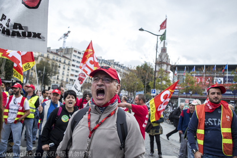法国民众示威游行大闹巴黎车展