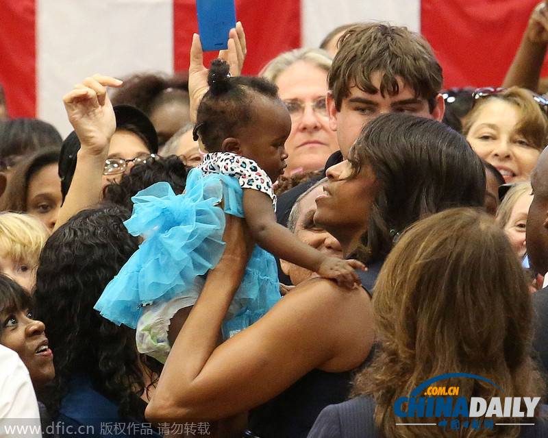 米歇尔为民主党候选人竞选造势 抱黑人宝宝显亲民