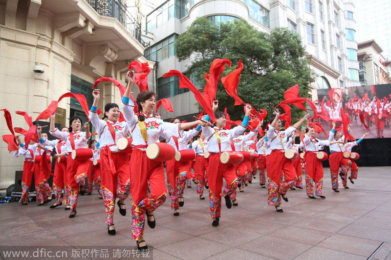 上海南京路上演大型戏剧 大妈“跑龙套”也开心