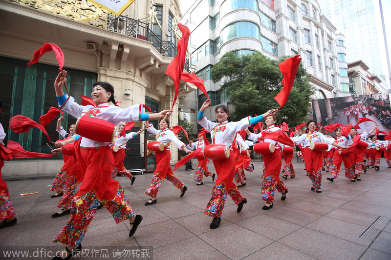上海南京路上演大型戏剧 大妈“跑龙套”也开心