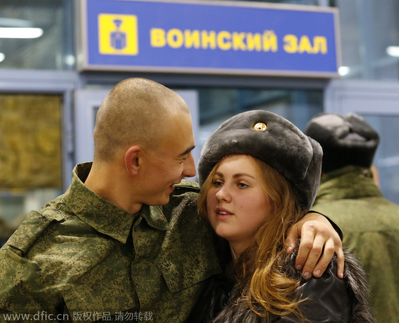 俄罗斯新兵前往服兵役 临行与女友依依不舍