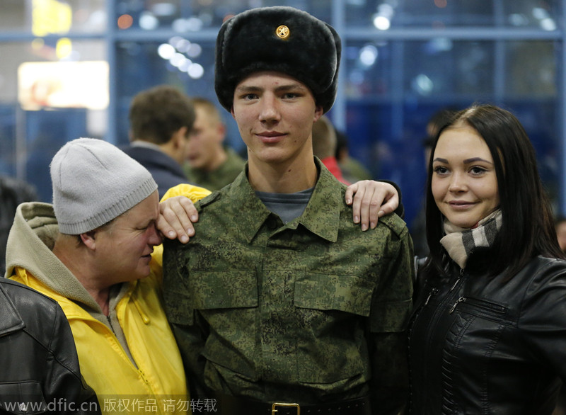 俄罗斯新兵前往服兵役 临行与女友依依不舍