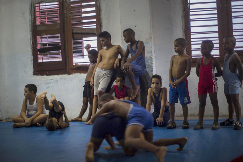 图片故事：古巴传统摔跤后继有人