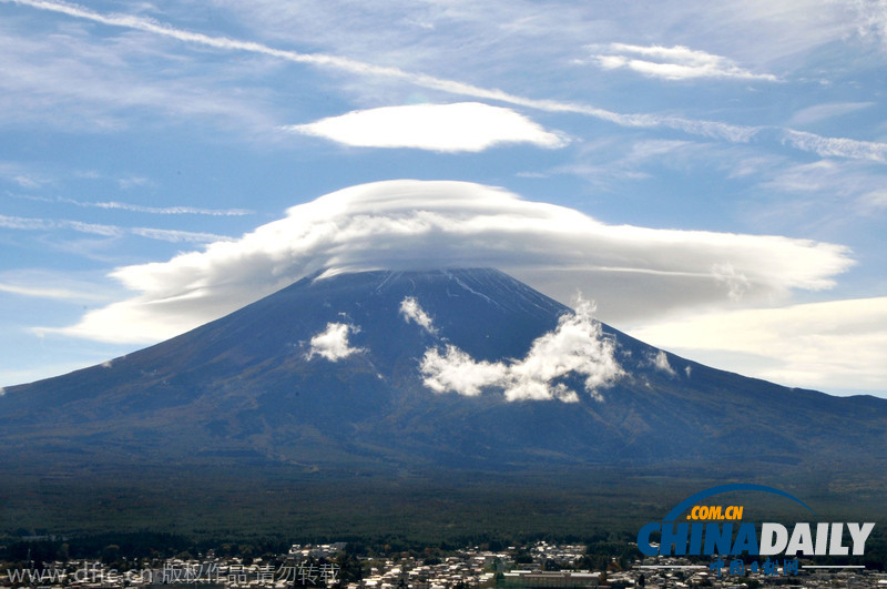 富士山上空现大朵山帽云 如同白色斗笠令人称奇