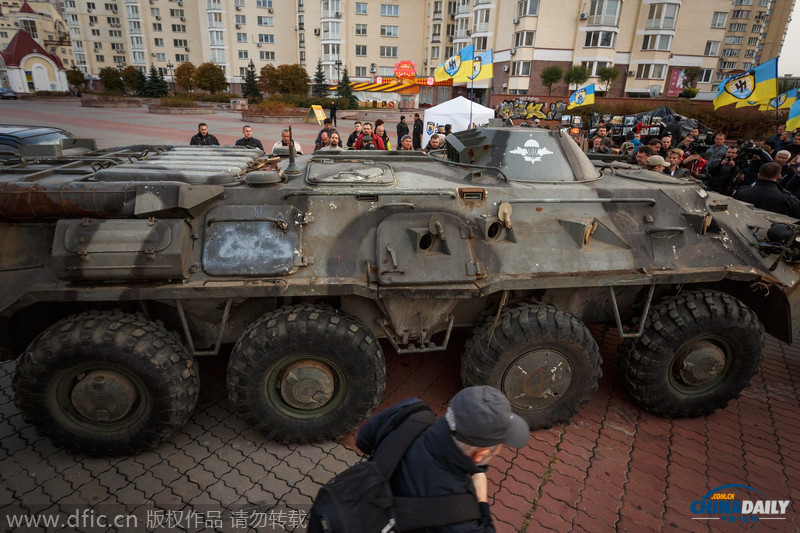 乌克兰展出缴获亲俄武装军用车辆 吸引民众参观