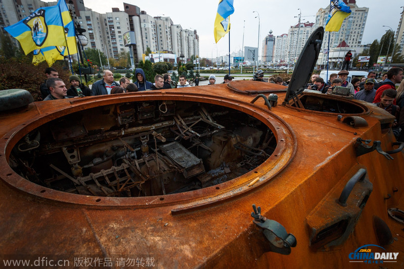 乌克兰展出缴获亲俄武装军用车辆 吸引民众参观