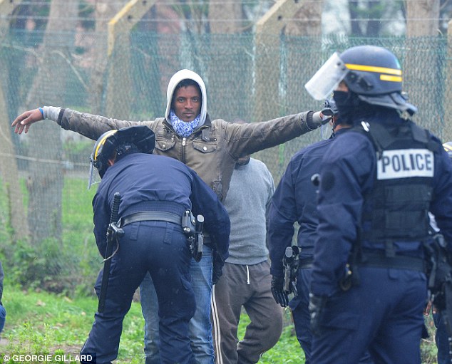 非洲移民派别险酿冲突 法国警察劝架及时