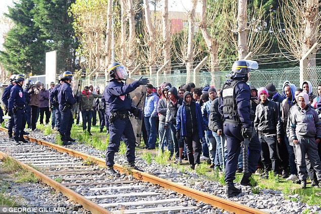 非洲移民派别险酿冲突 法国警察劝架及时