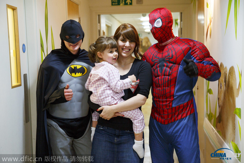 清洁工扮超级英雄空降英国医院 为住院孩子带去欢乐