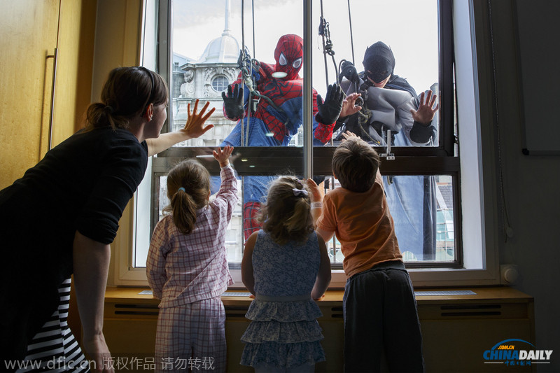 清洁工扮超级英雄空降英国医院 为住院孩子带去欢乐