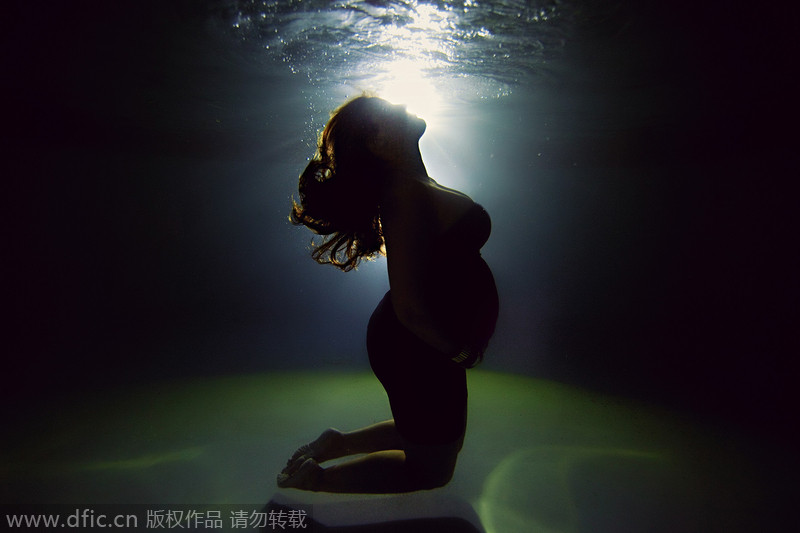 美摄影师拍摄唯美孕妇水下写真照 灵动如美人鱼