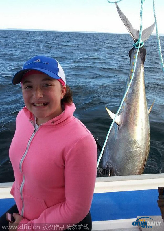 加拿大12岁女孩钓起280公斤鲔鱼 成功破世界纪录