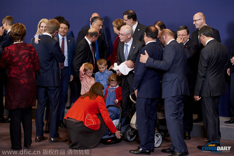 欧盟峰会开幕 范龙佩抱孙子拍领导人合影抢镜