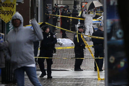 纽约男子持斧袭警被击毙 或系恐怖袭击