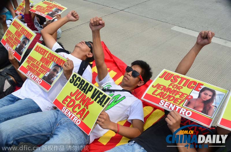 菲律宾民众躺地示威 抗议美士兵杀害变性人劳德