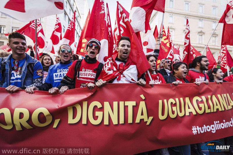意大利大罢工 罗马街头一片红色