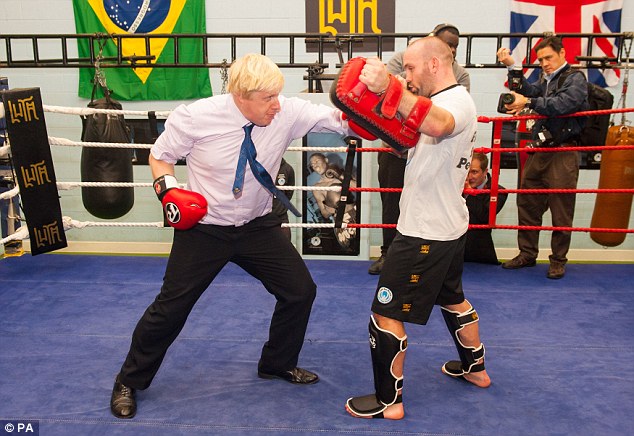 看英国政坛“重量级拳王”秀拳击