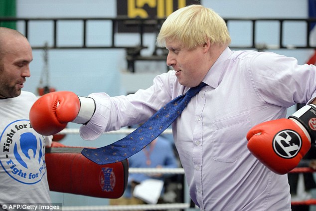 看英国政坛“重量级拳王”秀拳击