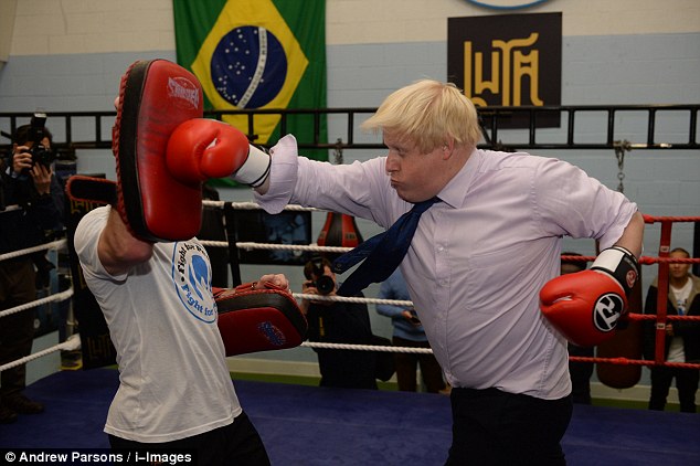 看英国政坛“重量级拳王”打拳击