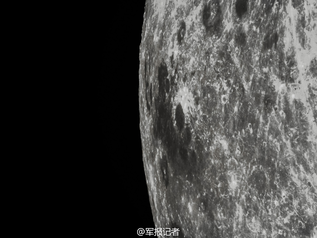 嫦娥5号试验器月球旁发回清晰地月合照(图)